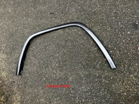 lem levého předního blatníku - lak /14-16/ - ORIGINÁLNÍ DÍL - poškozený